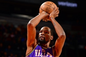 乐鱼体育官方网站-老里:KD现在提升了三分球比重 这个年纪还在打磨比赛难以置信