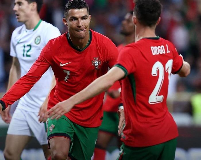 C罗没去若塔葬礼,引发巨大争议,姐姐妹妹都发声,媒体给出解释