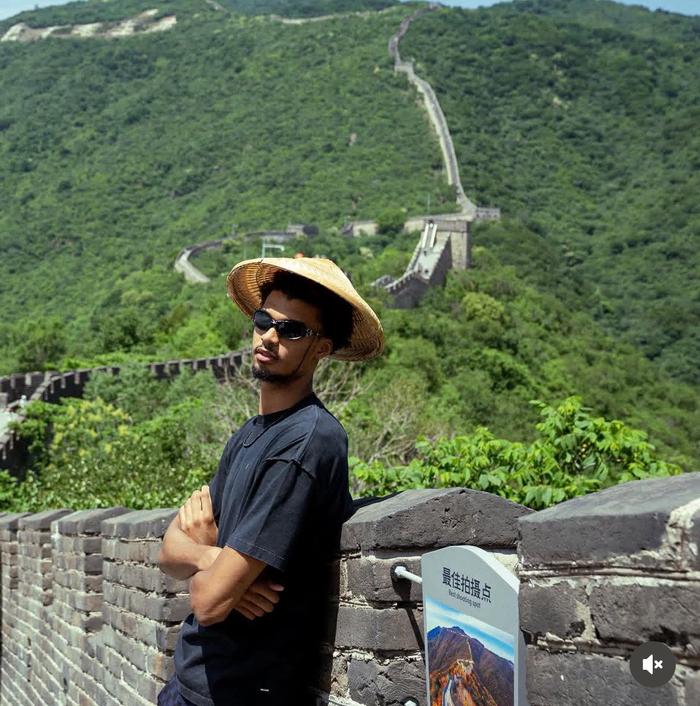 文班亚马晒少林寺之旅照,天安门留影获289万点赞