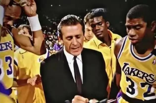 乐鱼体育下载-湖人官宣：2月23日为帕特-莱利雕像揭幕 曾助紫金军6夺总冠军