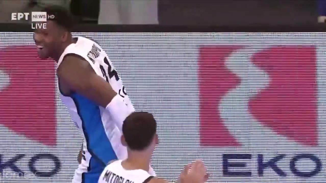 乐鱼体育下载-有仇报仇！字母哥被队友围圈“暴打”😂被掌掴队友打得格外开心