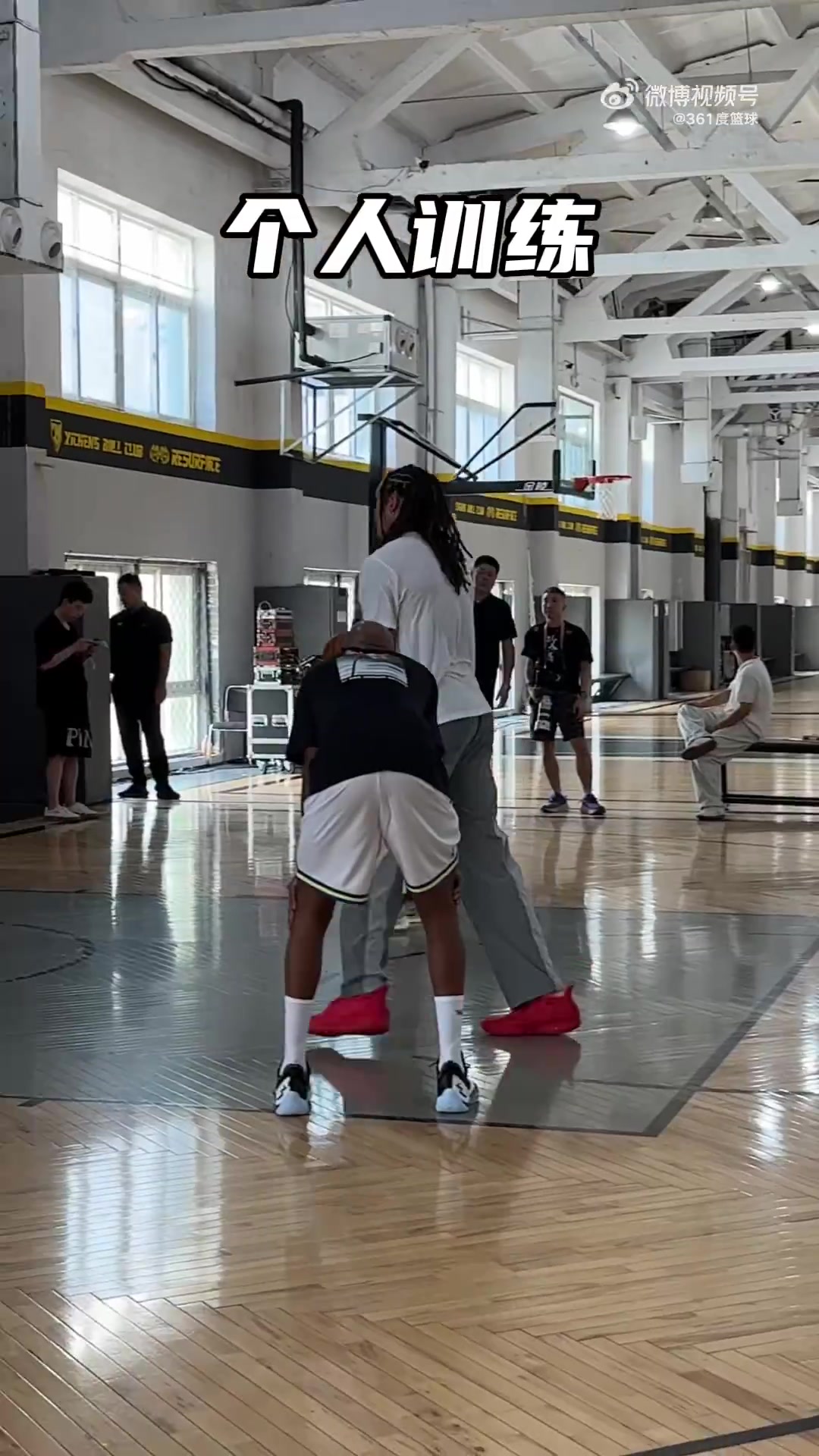 训练、宠粉两不误 这是属于阿隆戈登的硬汉哲学 来看大连视频集锦