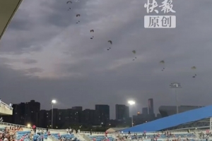 乐鱼体育官方网站-苏超首次动力伞飞行表演,8架动力伞飞过镇江主场
