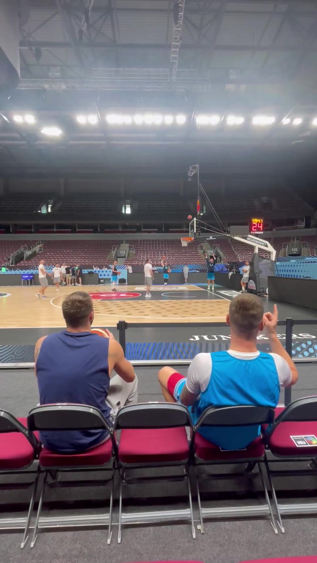 乐鱼体育-东契奇赛前热身坐板凳飙中超远三分，状态火热似已开赛！