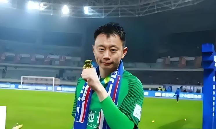 乐鱼体育-上港已在冬训前完成一笔续约！本土飞翼留队无悬念，值得期待