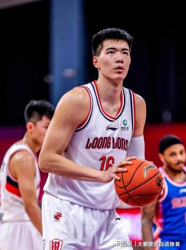 乐鱼体育下载-50-51！中国男篮半场落后，3人低迷，数据一目了然，考验郭士强