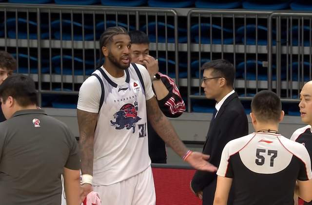 乐鱼体育-大冷门！山东遭鱼腩复仇，郭艾伦伤退，高诗岩6+6，克里斯凶名宿