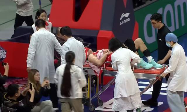 乐鱼体育-大冷门！山东遭鱼腩复仇，郭艾伦伤退，高诗岩6+6，克里斯凶名宿